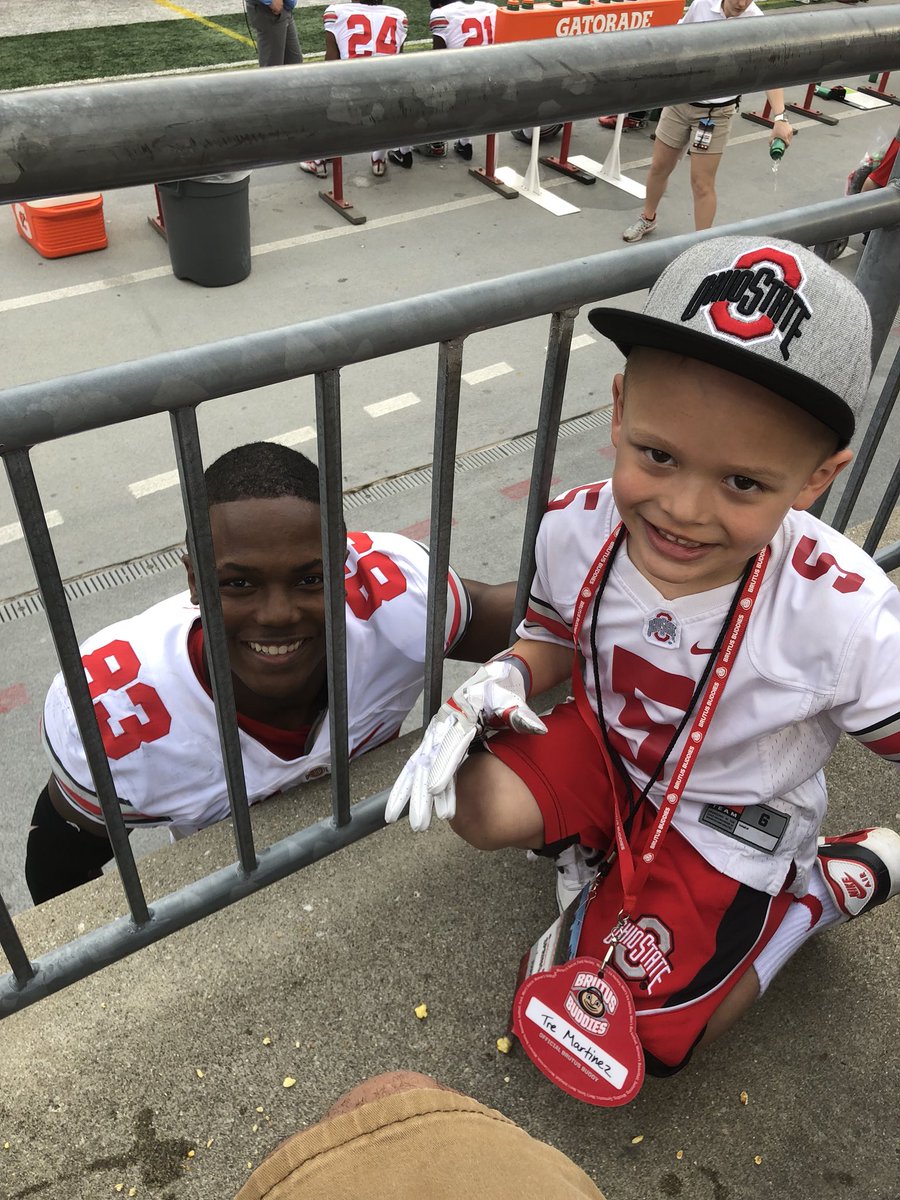 Ray_Martinez23's tweet photo. Cannot thank @TheTerry_25 enough for giving my little boy Tre his game gloves. You have a fan for life 🙏🏾 best of luck this year and Go Buckeyes @OhioStFootball @BigTenNetwork @espn @CollegeGameDay https://t.co/pOQduTifwM