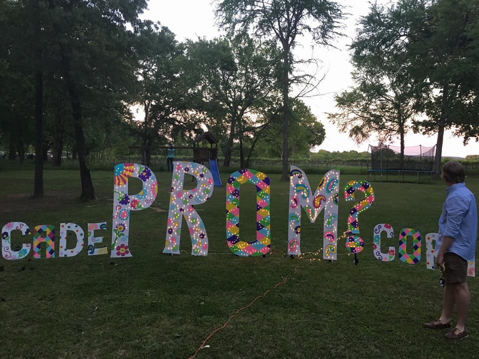 CPudwill's tweet image. Best promposal ever !!!! What a hot date I have !! 🔥😊