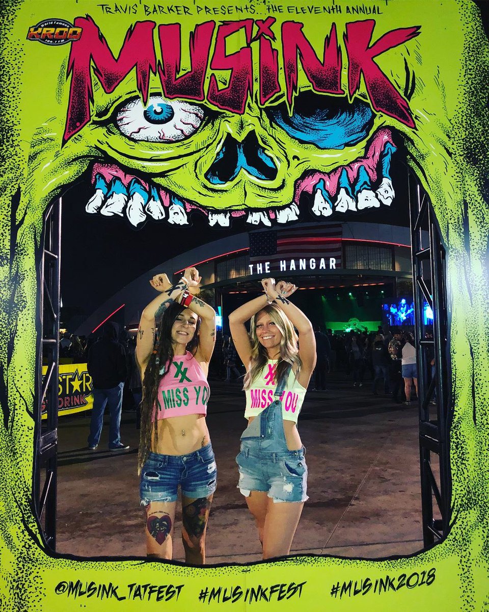 shelbyEST1990xx's tweet photo. Fuck a driveway Iβm in airplane hangars. #musink2018 #musinkfest #thehangar @machinegunkelly https://t.co/v7Y3L88pgK