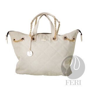 shoplfa's tweet photo. DAY2DAY – MISSY – PURSE – WHITE 
Price - 349$
#ShopLFA is #presenting an #amazing white #leather_handbag with fully opening #zip_mode and #gold-toned #chain. Aditional #cellphone pockets and #custom #lining on zip punch are also #available in it.
#women_leather_bags #USA https://t.co/st3YfyyHoV