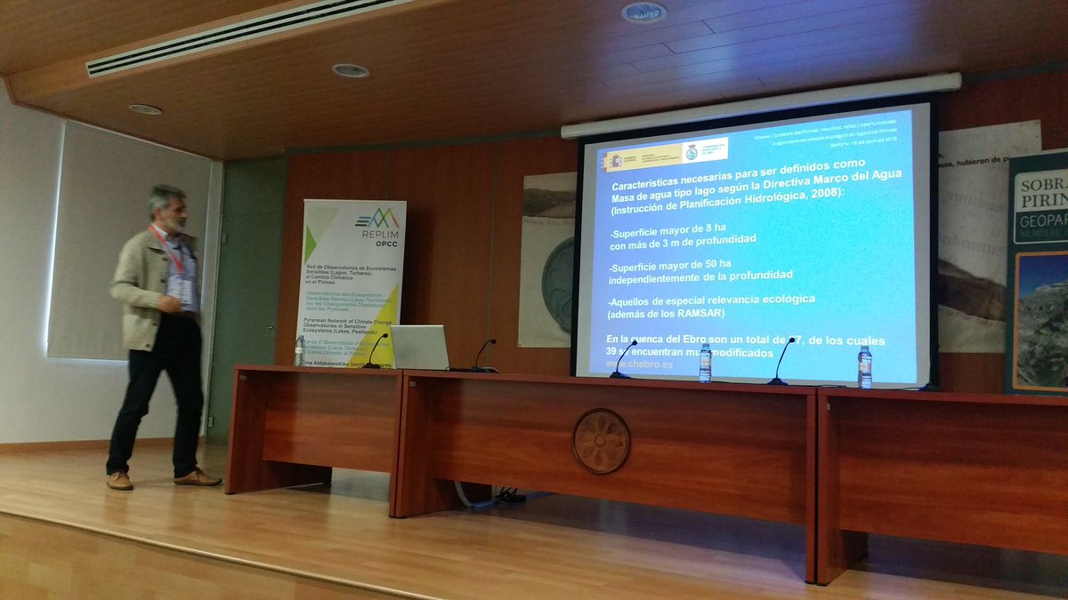 jsansoolmos's tweet photo. Javier Sanromán de la @CH_Ebro explica el seguimiento que realiza la Confederación del ESTADO ECOLÓGICO de los #IBONES de nuestro #PIRINEO durante la JORNADA sobre IBONES Y TURBERAS de la RED #REPLIM @replimpoctefa https://t.co/BV8AbrPNvY