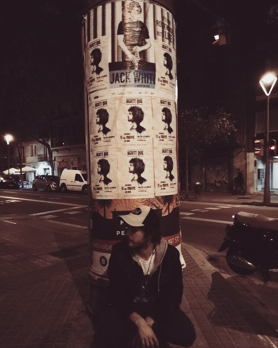 BerttQue's tweet photo. Hemos aprovechado la oscuridad para empapelar un poco alguna calle de Barcelona. Estas semanas nos lo pasaremos teta haciendo y colgando carteles del concierto del 11 de Mayo.
A pesar de amar a @officialjackwhitelive y salir junto a él, no podrá venir a telonear.
#berttque #folk https://t.co/ScCTDsSIUD