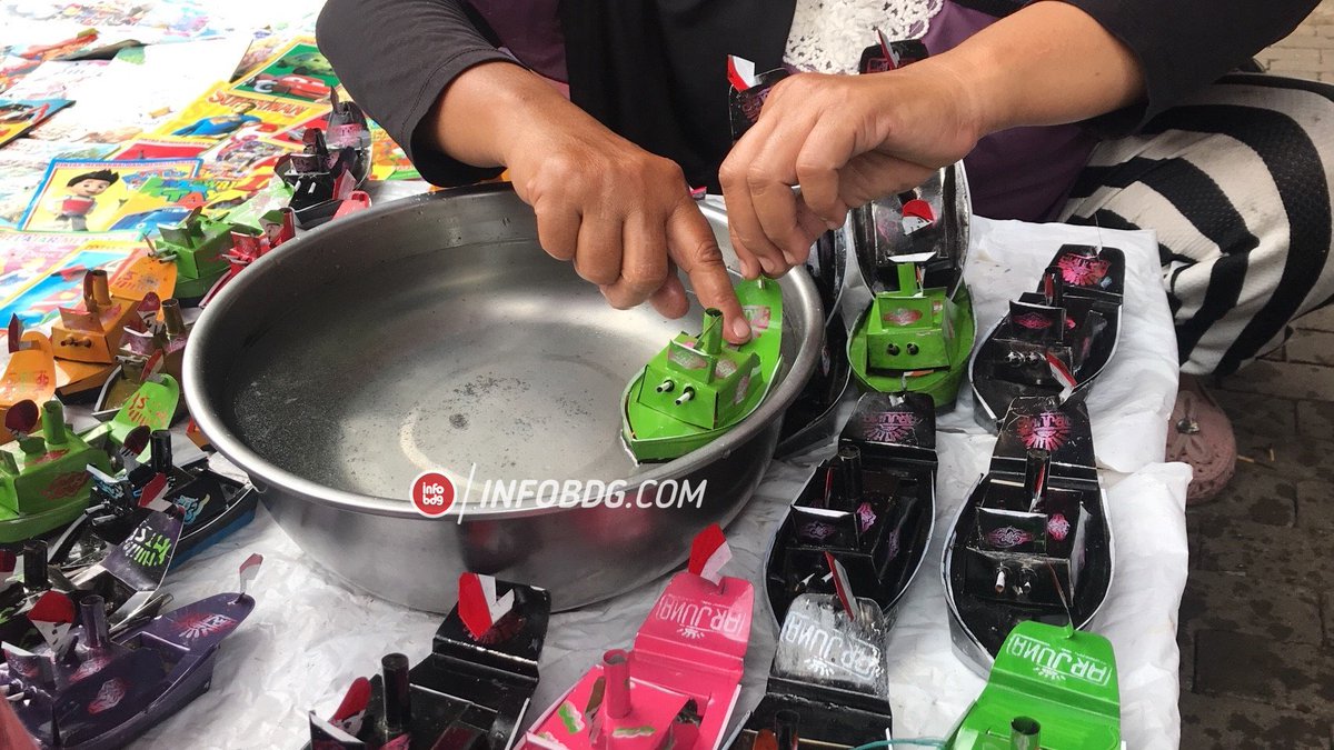infobdg's tweet photo. Taruwit masih inget sama mainan ini ga? kalo mimin sih inget banget,  mimin suka beli kalo ada pasar malem hhe https://t.co/jmAzolrR46
