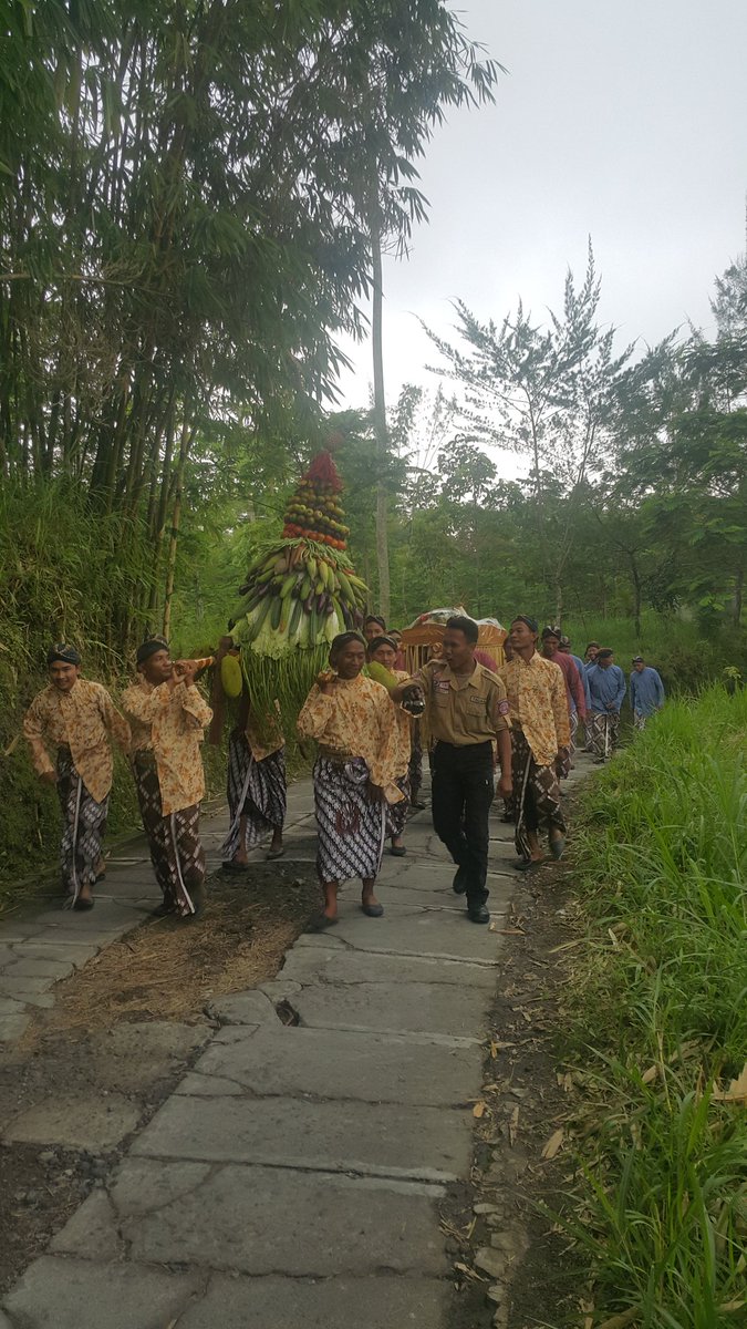 ini_cangkringan's tweet photo. Gunungan yang juga sudah datang berada dibelakang rombongan bapak camat cangkringan #LabuhanMerapi https://t.co/1T9UivPZDE