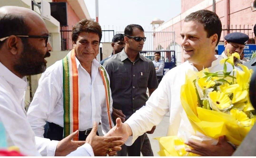 RajBabbar23's tweet photo. राहुल जी का लखनऊ के अमौसी एयरपोर्ट पर कांग्रेस कार्यकर्ताओं द्वारा स्वागत। कर्नाटक में सघन चुनाव प्रचार से समय निकालकर राहुल जी अमेठी के दौरे पर हैं https://t.co/iQkAu8zI5J