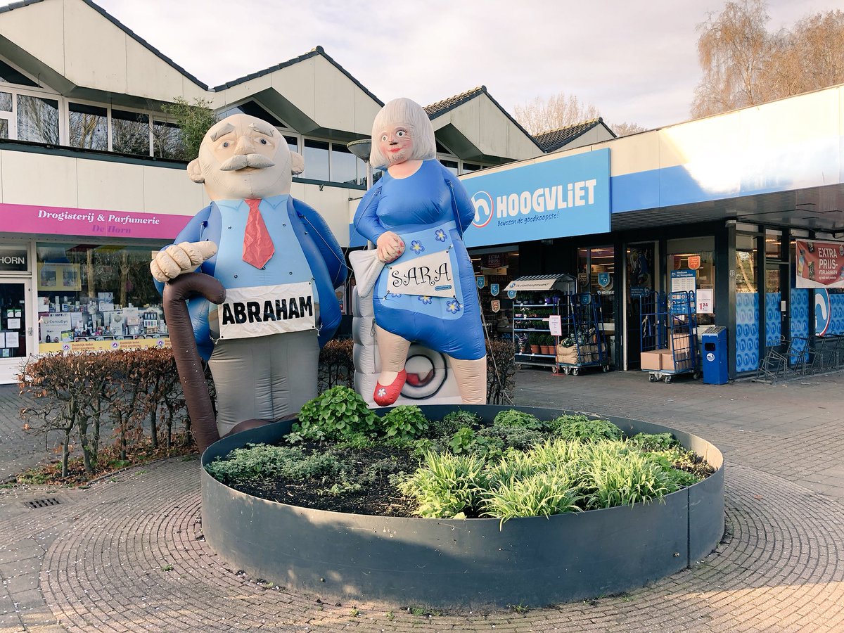 Supermarktketen Hoogvliet bestaat 50 jaar. Deze week staan #abraham en #sarah in Aalsmeer voor de deur! #opblaasfiguur #50 #50jaar