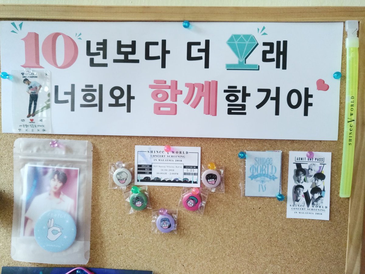 sakurafreaks21's tweet photo. Just arrived home, and straightly decorating my study board with goodies received from #SWCVDVDinMY my study board is now a SHINee board

Thank you @ftnzyn I got Onew. And I love them equally 😉

I still can't move on from #SWCVDVDinMY I think I'm gonna watch it again tonight 😂 https://t.co/ihXVVsa1bD