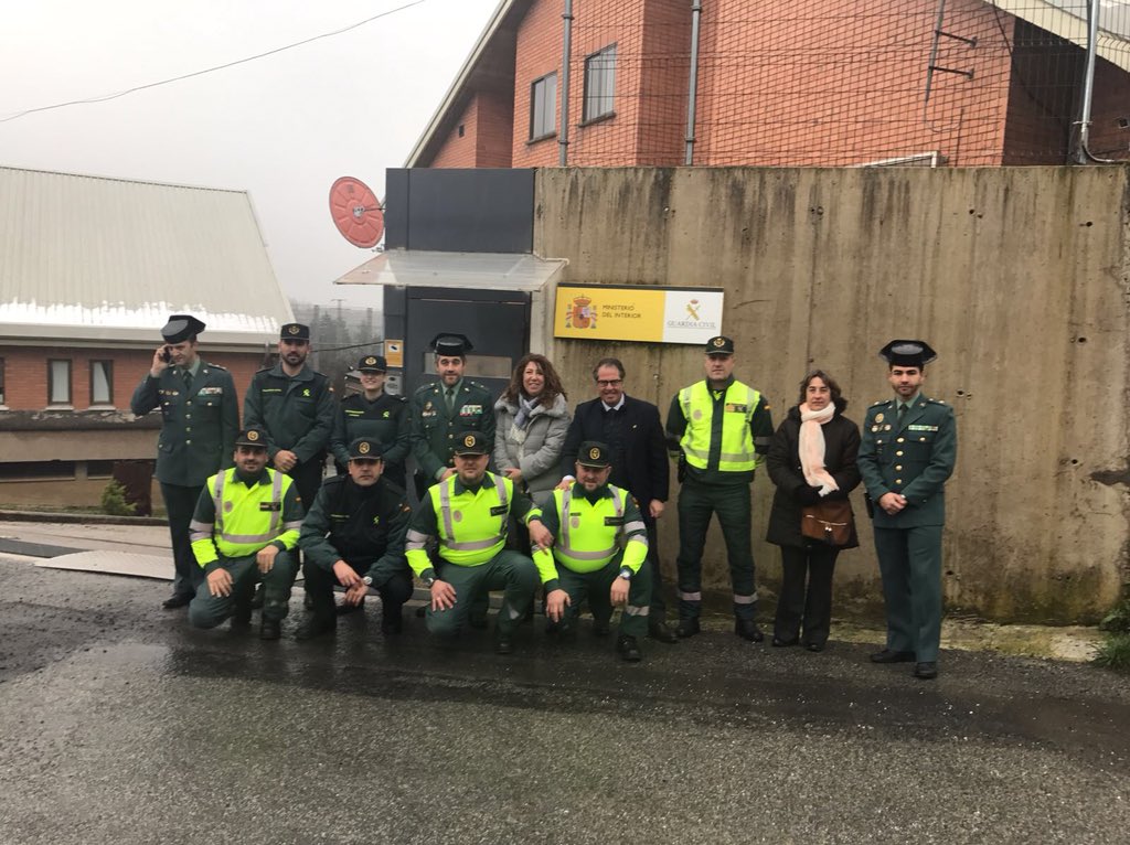 GSerranoLopez's tweet photo. Un abrazo a todos los agentes del cuartel de la @guardiacivil de Alsasua. Ejemplo de servicio a España y a los españoles. No estáis solos. #YoSoyGuardiaCivilDeAlsasua https://t.co/9K36KXCZwK
