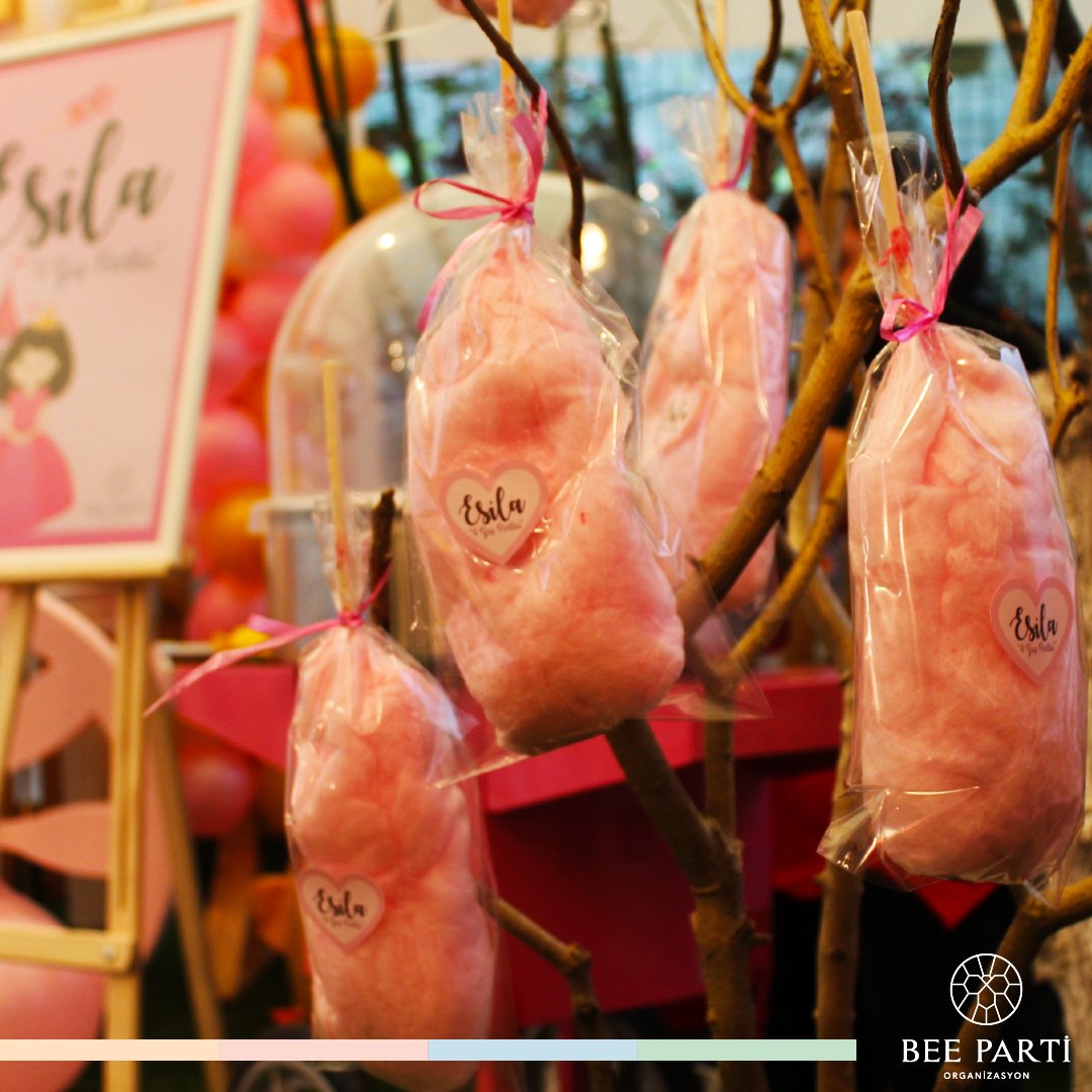 Hiç pamuk şeker ağacı gördünüz mü? ☺ #BeeParti bahçesindeki yaratıcı sürprizleri yaşamak için bizimle iletişime geçin  📞: 0530 233 98 93