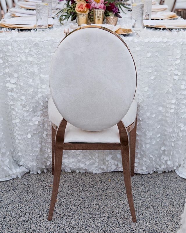 Take a seat...On something white and velvety, and trimmed in gold. 
Las Vegas Wedding Planner <a href="/andreaeppolito/">Andrea Eppolito</a> 
Photo @haleyshandrophoto 
Decor <a href="/dbdweddings/">DBD Weddings</a> 
Venue <a href="/fslasvegas/">Four Seasons Vegas</a> ift.tt/2IZNlb4
