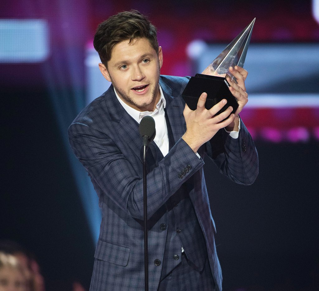 otbg0lden_'s tweet photo. 2010 Niall Horan :
He wants to sell out arenas, makes #1 album, works with some of the biggest artists
Niall Horan now (2018) :
He sold out the arenas, made #1 album, made top chart songs, worked with some of the biggest artists and become one of those biggest artist
#NiallsDay https://t.co/KaIkqf2CTy