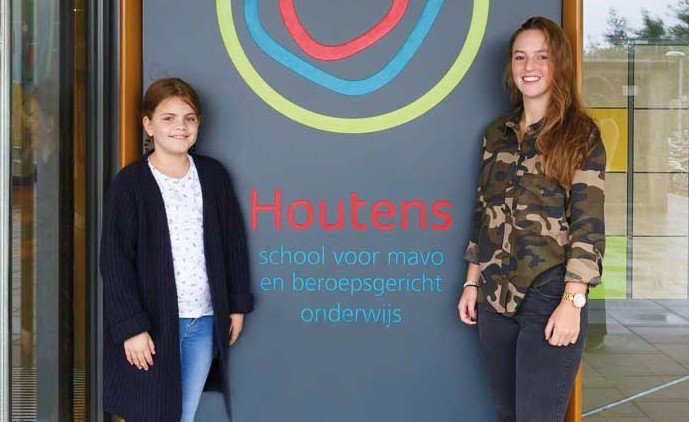 govmbo's tweet photo. Marjolein uit groep 7 van basisschool De Zevensprong in Houten interviewt Dewi Visser, vierdejaars leerling VMBO kader op Houtens. Ze komt alles te weten over haar toekomstige school. "Wat is je lievelingsvak?" Lees hun gesprek hier terug: https://t.co/VqHxpvunYU https://t.co/kwGEl5Kir6