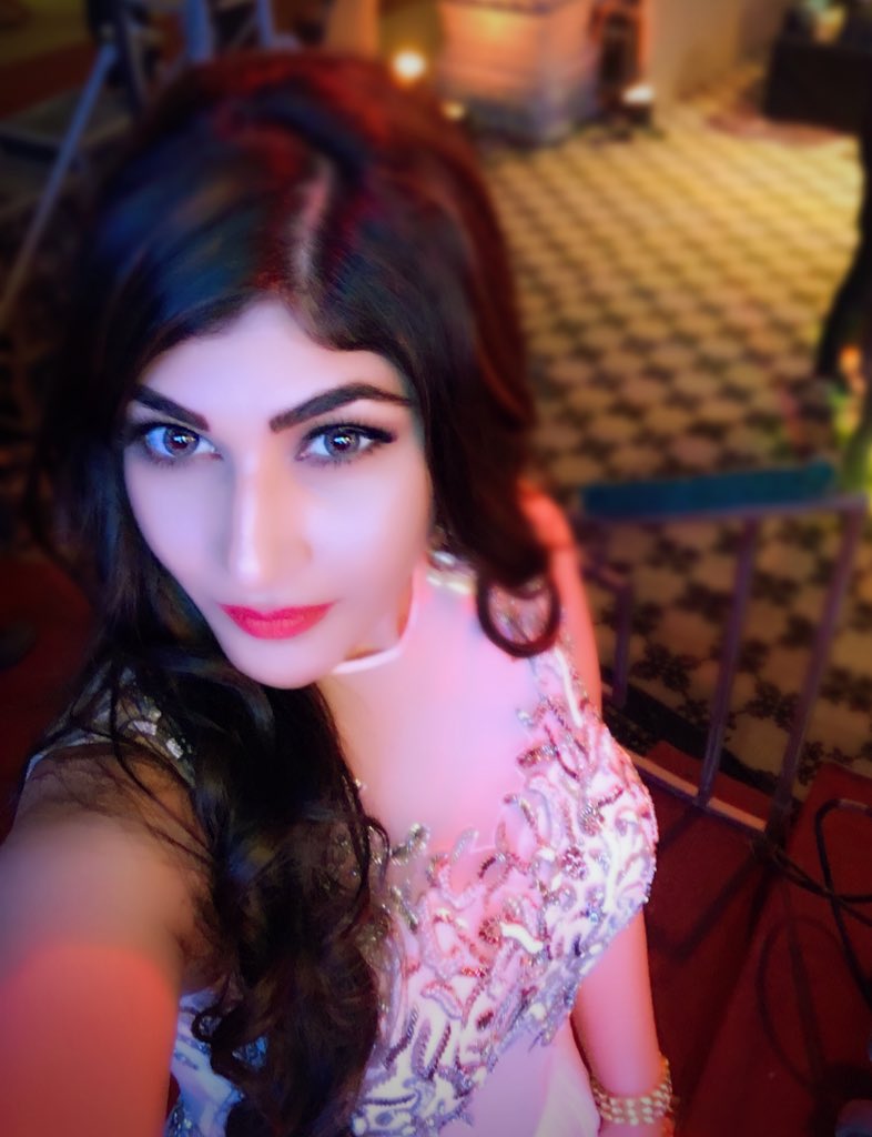 ushmatyagi's tweet photo. Socrates was once asked.......What's the cure for love at first sight?
To which he replied......."Take a closer second look, it helps a lot" 😜
#selfimode
#aboutlastnight #rushweek https://t.co/sx8yjQofLo