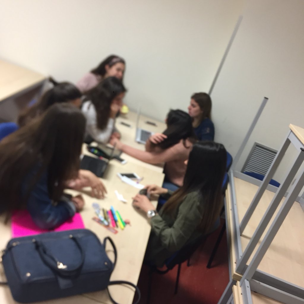 lindacq's tweet photo. Móviles en clase #soyer1718 #sialawifi https://t.co/aGIcvy82d0
