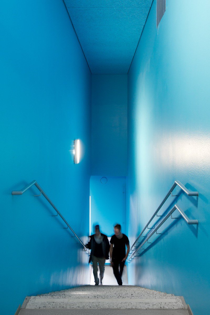 #kindcentrum #gebouwvoorkinderen #referentie #inspiratie: grote (school)gebouwen vragen om duidelijke #routing en #herkenning van waar je bent voor alle leeftijden. Dat kan bijvoorbeeld met #kleur. 

archdaily.com/406513/saunala…