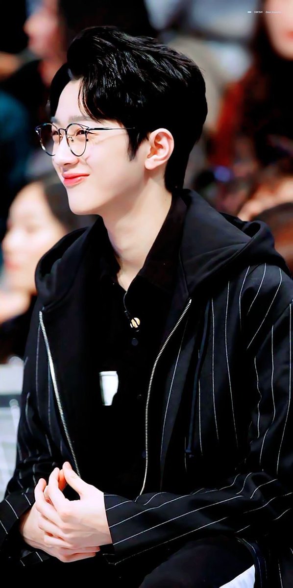 HanGyulinwxa's tweet photo. อายุน้อย รูปหล่อ พ่อรวย แฟนก็สวย(?) #LAIKUANLIN #linhun #จงอธิบายเมนตัวเองให้ฮาที่สุด https://t.co/7xQa1TJZVL
