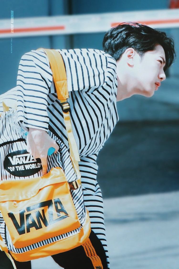 HanGyulinwxa's tweet photo. อายุน้อย รูปหล่อ พ่อรวย แฟนก็สวย(?) #LAIKUANLIN #linhun #จงอธิบายเมนตัวเองให้ฮาที่สุด https://t.co/7xQa1TJZVL