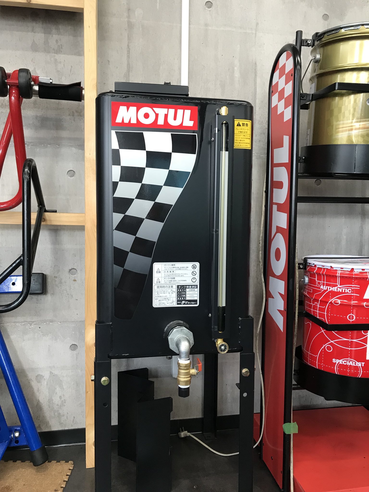 MOTUL エンジンオイルタンク チェッカーフラッグ MOTUL エンジンオイルタンク チェッカーフラッグ