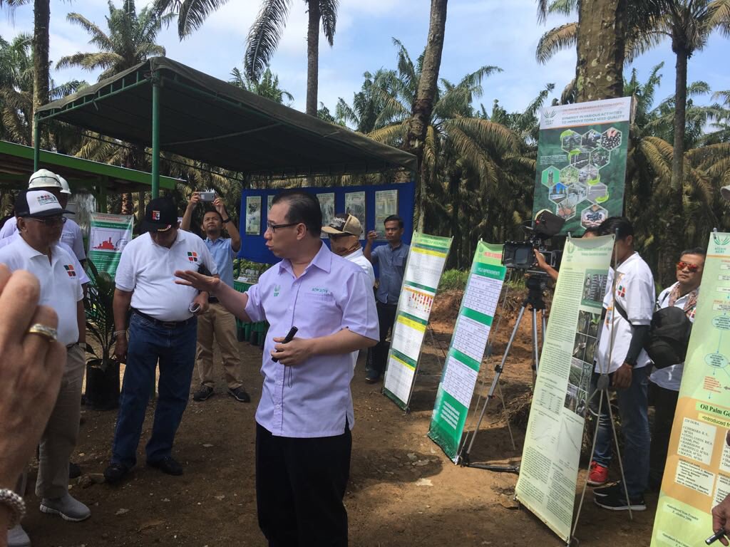 EU delegation on field visit to Jambi palm oil plantations hosted by Asian Agri. How to produce #palmoil in a #sustainable way.