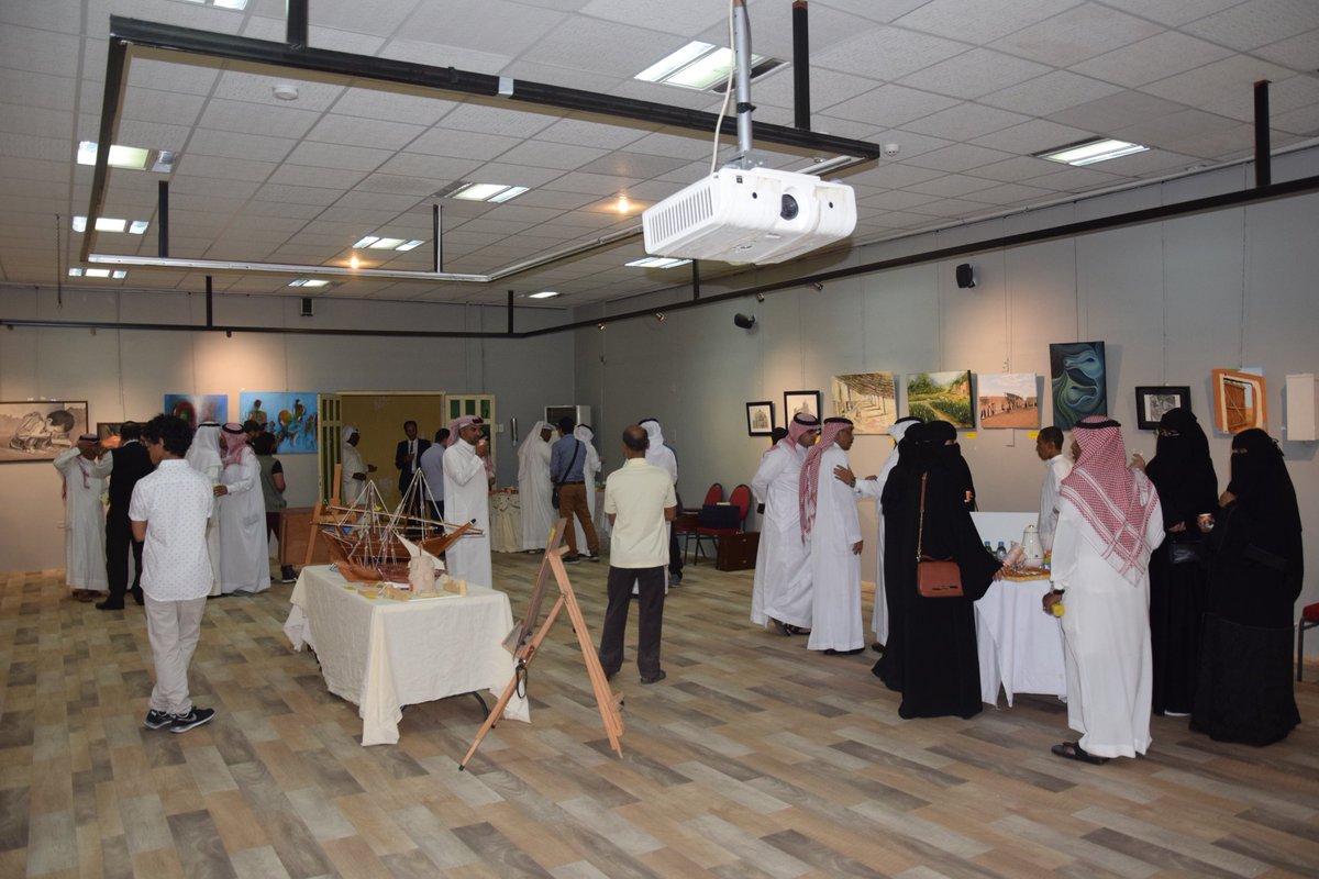 jubailarts's tweet photo. جانب من الحضور في المعرض الجماعي الأول لجماعة فنون الجبيل التشكيلية في جمعية الثقافة والفنون بالدمام.

#جماعه_فنون_الجبيل_التشكيليه https://t.co/H3WDQd2mBN