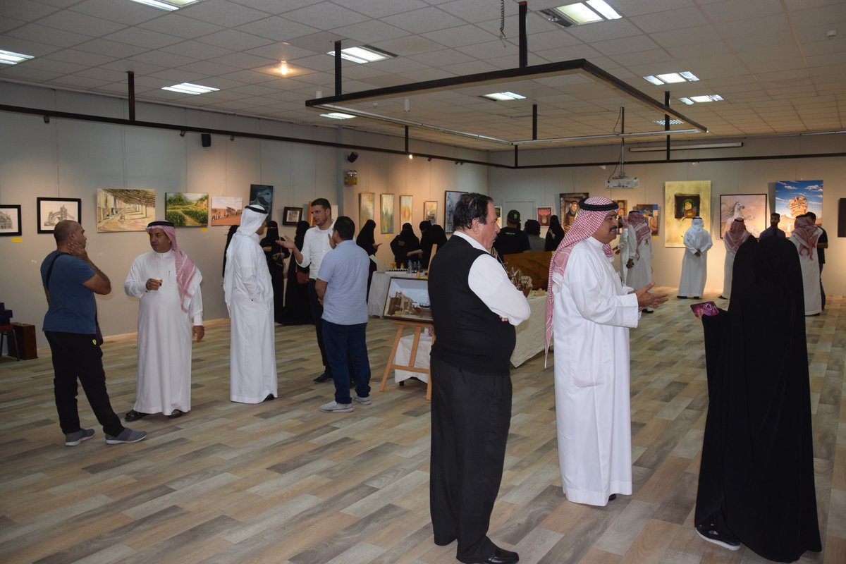 jubailarts's tweet photo. جانب من الحضور في المعرض الجماعي الأول لجماعة فنون الجبيل التشكيلية في جمعية الثقافة والفنون بالدمام.

#جماعه_فنون_الجبيل_التشكيليه https://t.co/H3WDQd2mBN