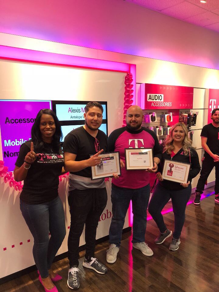 TmobileAlexis's tweet photo. #yassssss #tmobile #areyouwithus #magenta #avmall @Luckyou7 @RickyVermeulen1 @Garyprice777 @ShenitaLockhart https://t.co/82abKhC5Pp