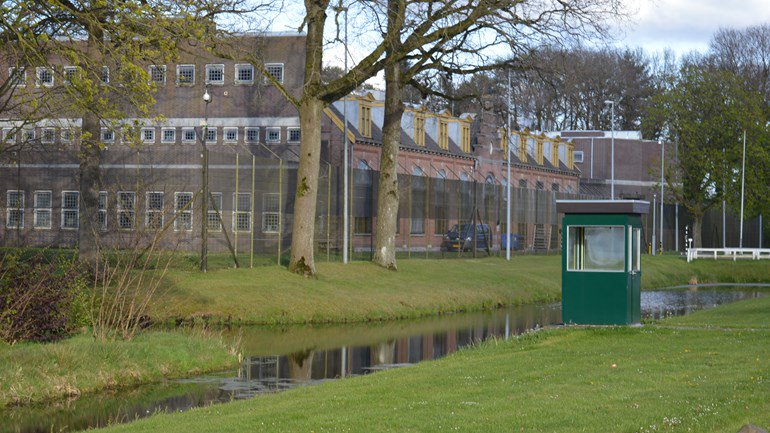 RTVDrenthe's tweet photo. Onrust in gevangenisdorp Veenhuizen, want wat gaat er gebeuren met de laatste twee gevangenissen in het dorp? https://t.co/gxw8zM53Ws https://t.co/QJLdLL8Gto