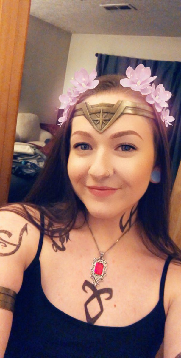 elenasbane's tweet photo. @WizardWorld was pretty cool + Isabelle wearing Diana’s headpiece. https://t.co/MvR3tba8s4