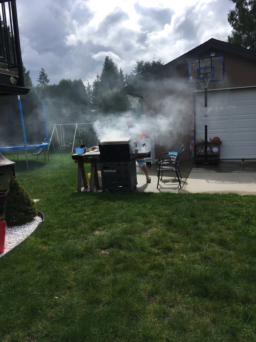 BobLachance22's tweet photo. Sunday afternoon bbq #smokin @TiffsJan13 @Lachance_00099 @lindsaytheluck @Billyoilers6 @hkyguy1979 https://t.co/HBTaaieJtO