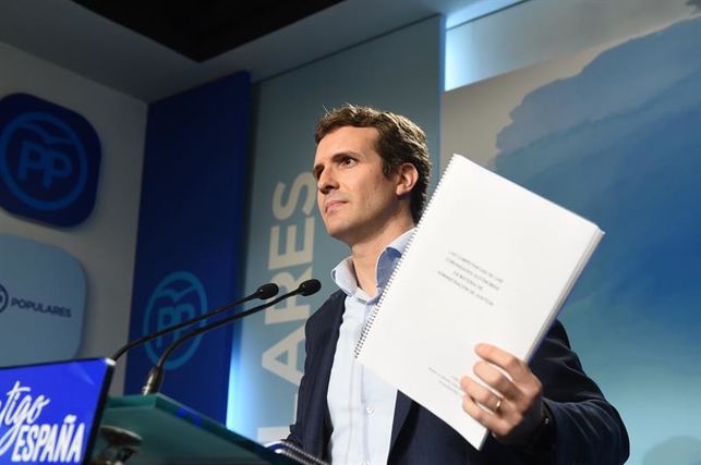 eldiarioes's tweet photo. Pablo Casado aprobó su máster sin saber quiénes eran sus profesores y sin hablar jamás con ellos https://t.co/1Kr3N4DPrW Por @gonzalocortizo y @raquelejerique https://t.co/RiBoNWKIOn