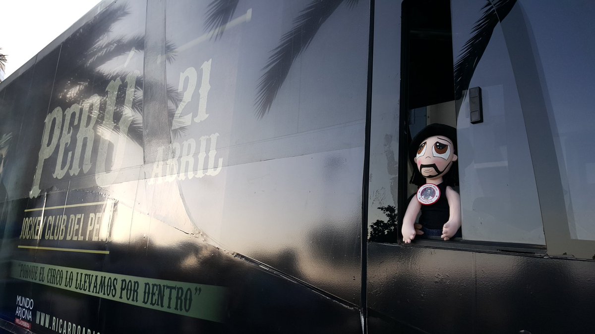 ArjonaperuFans's tweet photo. Asi Vivimos el #BusArjonero en #Perú esperando la llegada de @Ricardo_Arjona @INFOMUNDOARJONA este #21DeAbril en el #JockeyClub #CircoSoledadLaGira https://t.co/c029Tq3hPn
