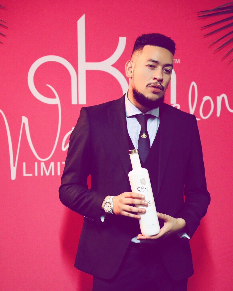 MalumeSaki's tweet photo. After the launch of #BeamDigital AKA & Prince brought us a massive deal, real deal that sees AKA being paid by the bottle.
#CruzWatermelonAKA
#EveryBodyLovesWatermelon #AKAappreciationDay #AKAday https://t.co/tEAb3o3pBq