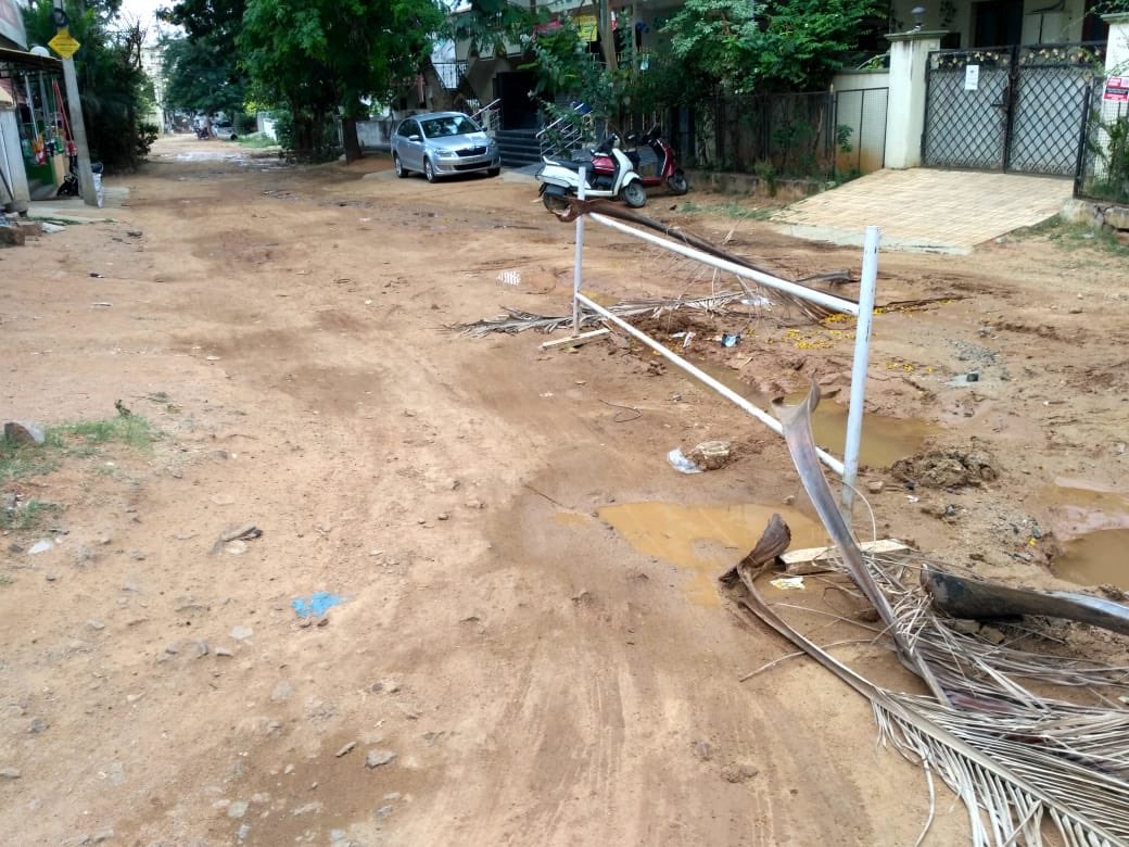 ravitej123's tweet photo. @KTRTRS Sad state of roads in yadamma nagar- Hyd since 1.5 years. Yest night my dads car got stuck into a pot hole. My old parents were stuck on the road through out the night https://t.co/qlpqtdbapl
