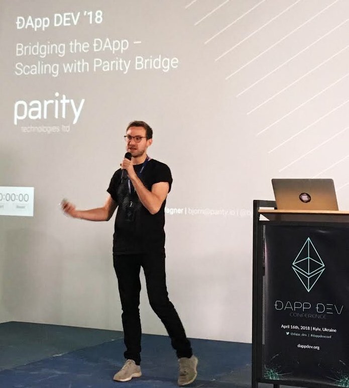 paritytech's tweet image. At the #DAppDevConf in Kiev, @bjornwgnr presents how the #ParityBridge can help #DApp developers scale their #DApps paritytech.io/bridging-the-d…