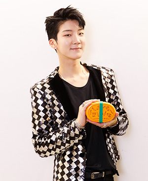 YGJAPANofficial's tweet photo. 【#WINNER】💙GOODS情報💙
日本武道館公演を記念したグッズが発売決定🤩✨
スポーツタオルや手つなぎうちわの他、デザインやアイテムの名前までメンバーそれぞれが考えて決めた、メンバープロデュースグッズも登場‼️⇒https://t.co/5QlZFOZjpf https://t.co/a6n10RZnEh