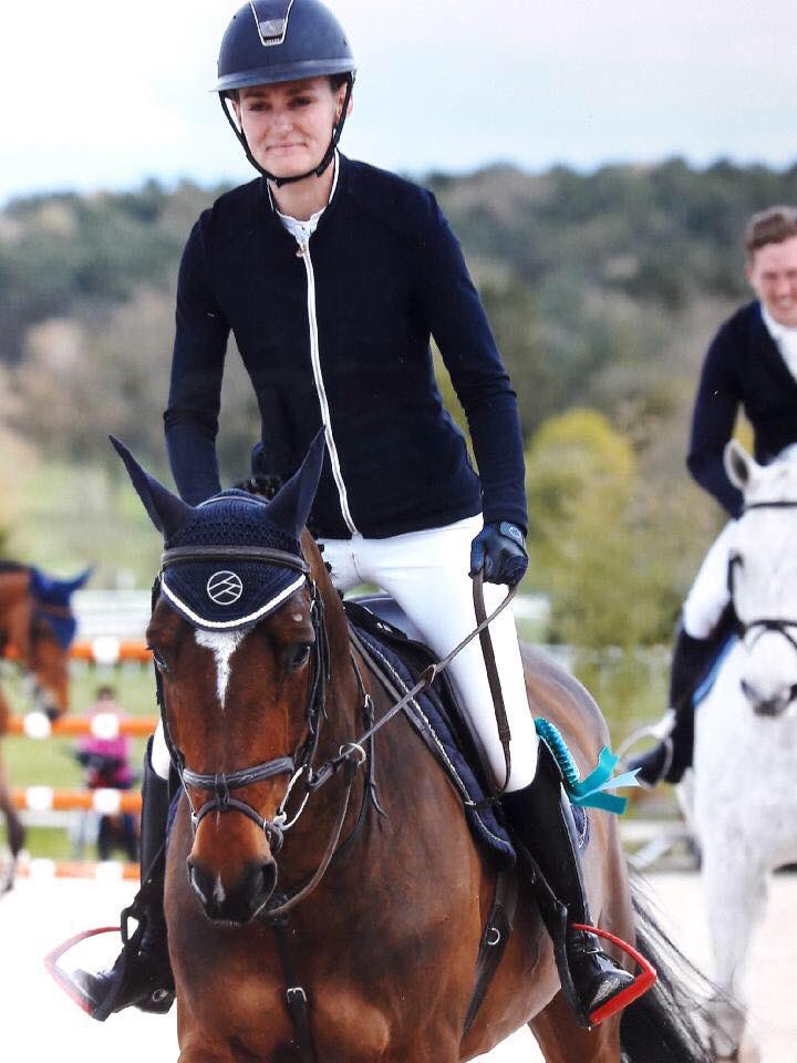 Dada_Sport's tweet photo. Bravo à notre Dada Girl Alexandra Francart qui termine à une superbe 4ème place dans son premier GP 155 avec son crack Volnay lors du CSI 3* à Vittel ! La saison est lancée pour ce magnifique couple ! https://t.co/aEHzveg21u