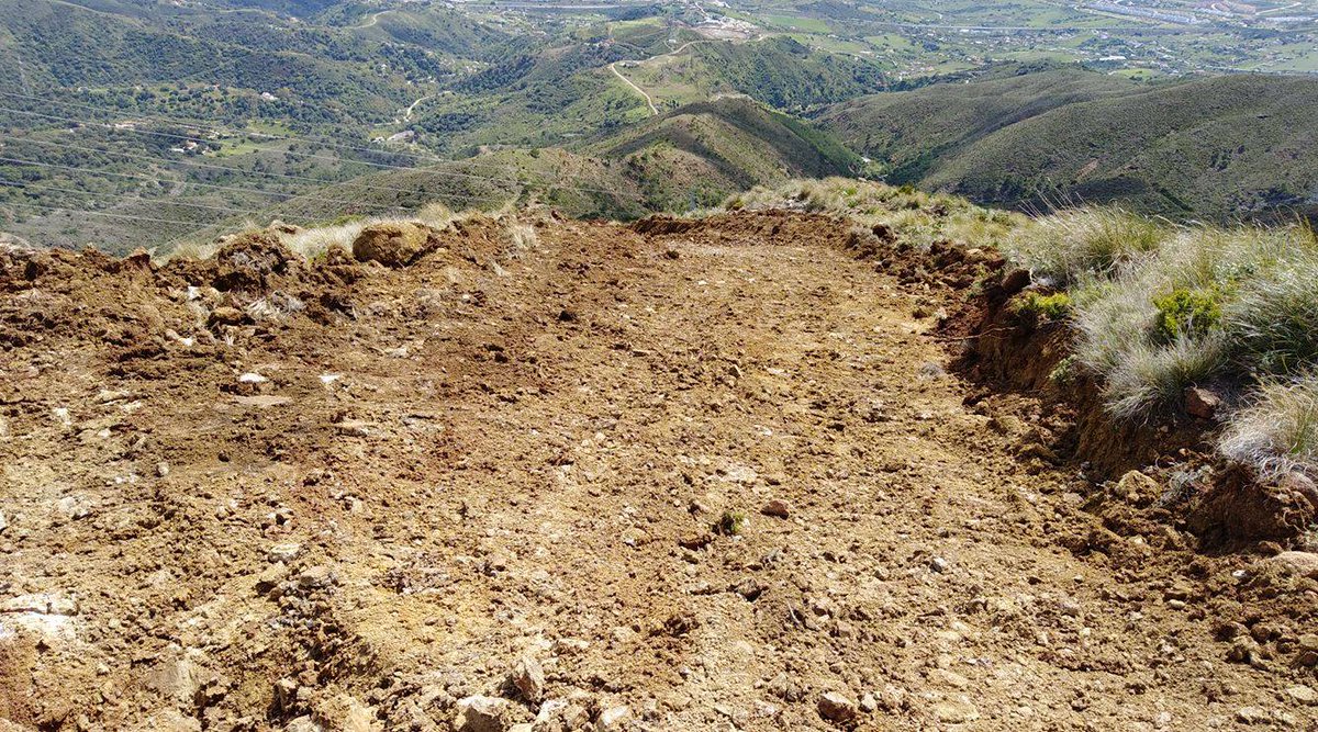 SierraBermejaPN's tweet photo. EL DESTROZO ES ENORME. Sin autorización administrativa e incluso contraviniendo la prohibición q tenía, este pasado sábado @Endesa ha abierto 1 carril con maquinaria pesada en #SierraBermeja para reparar una torreta eléctr en una ZEC  y Reserva la Biosfera. No puede quedar impune https://t.co/u1WBC4XRYM