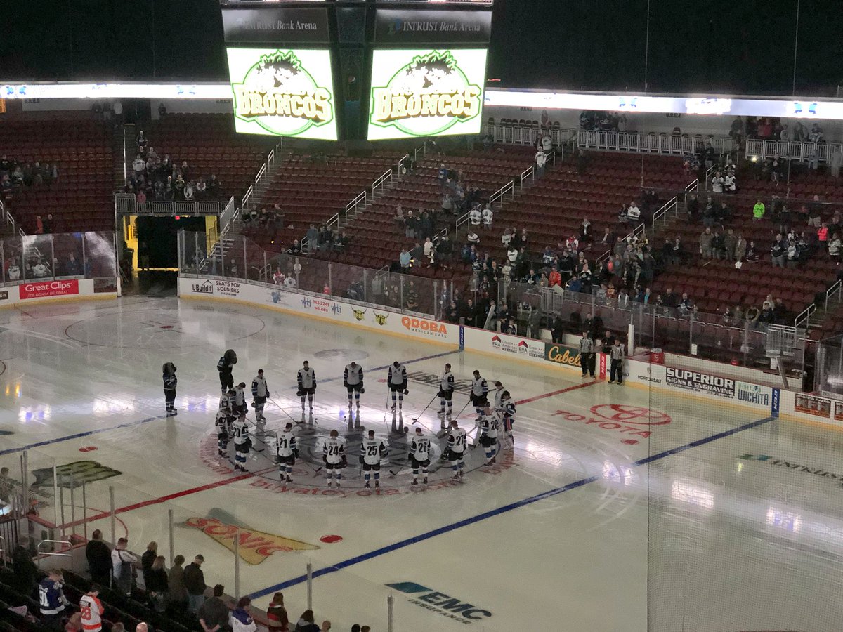 WillKunkelV's tweet photo. RESPECT
The @Wichita_Thunder pay tribute to the #HumboldtBroncos before their first game of the Kelly Cup Playoffs. @ECHL https://t.co/aCbQ21uAAu