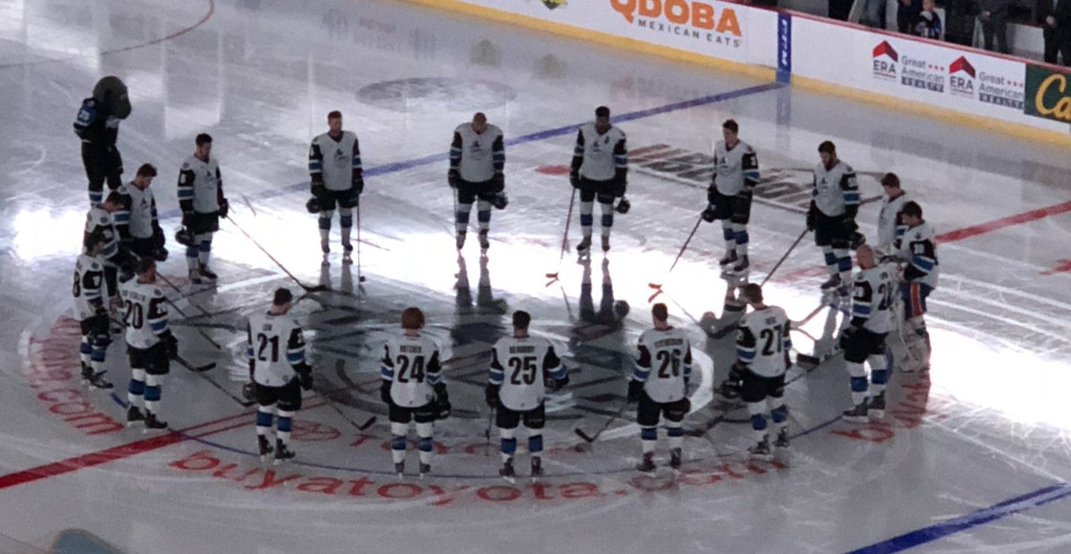 WillKunkelV's tweet photo. RESPECT
The @Wichita_Thunder pay tribute to the #HumboldtBroncos before their first game of the Kelly Cup Playoffs. @ECHL https://t.co/aCbQ21uAAu