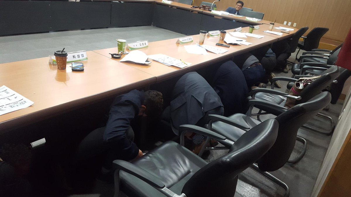 재난대비 훈련도 
역시 하대원동~

주민자치위원회의 적극 협조아래
지진발생 대비 훈련을 실시했어요ㅋ :)

실제 지진나면 이러케하면 됨~

#하대원동 #중원구 #성남시