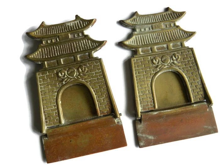 fieldsofvintage's tweet photo. Vintage Pagoda Folding Brass Bookends, Chinoiserie Brass Bookends https://t.co/uVuRTGETES #Etsy #FieldsOfVintage #BookOrganizer https://t.co/4ZmGYhCjLR
