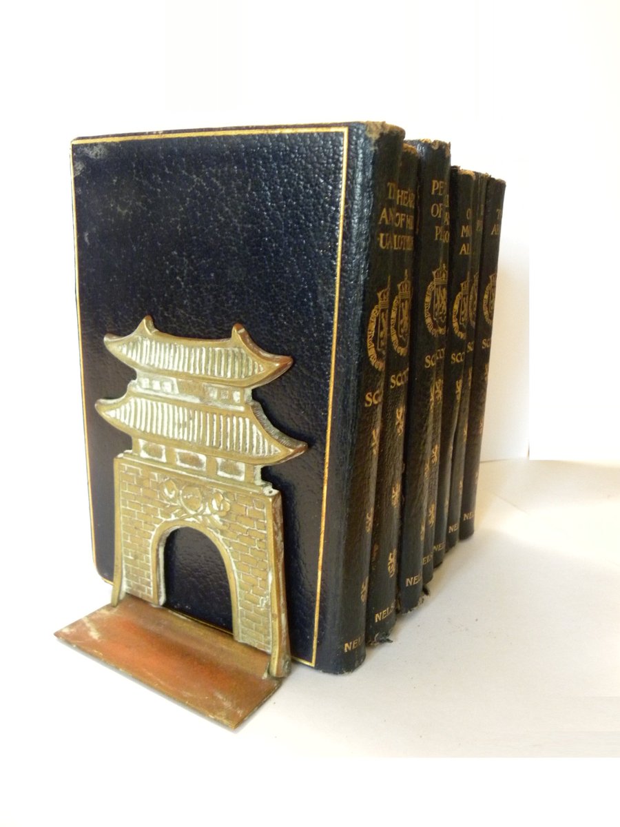 fieldsofvintage's tweet photo. Vintage Pagoda Folding Brass Bookends, Chinoiserie Brass Bookends https://t.co/uVuRTGETES #Etsy #FieldsOfVintage #BookOrganizer https://t.co/4ZmGYhCjLR