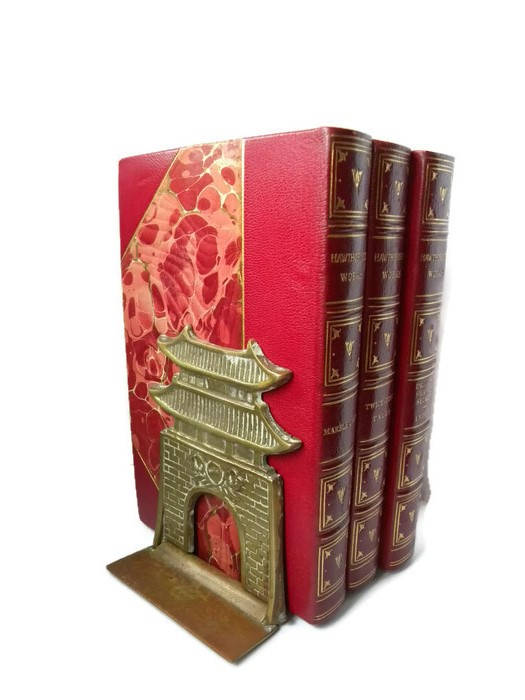 fieldsofvintage's tweet photo. Vintage Pagoda Folding Brass Bookends, Chinoiserie Brass Bookends https://t.co/uVuRTGETES #Etsy #FieldsOfVintage #BookOrganizer https://t.co/4ZmGYhCjLR