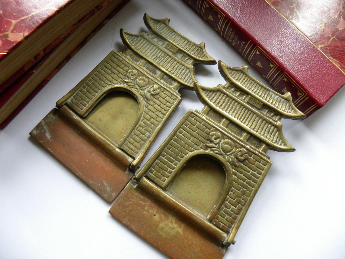 fieldsofvintage's tweet photo. Vintage Pagoda Folding Brass Bookends, Chinoiserie Brass Bookends https://t.co/uVuRTGETES #Etsy #FieldsOfVintage #BookOrganizer https://t.co/4ZmGYhCjLR