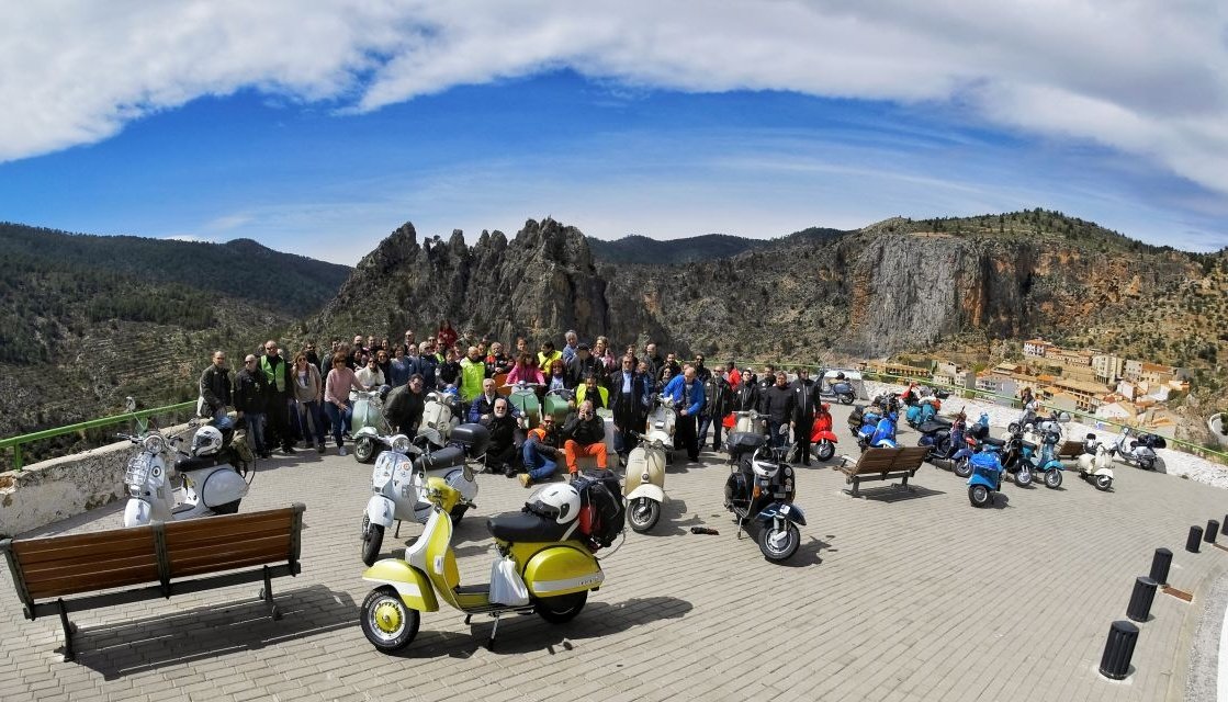 vespamanece's tweet photo. Un éxito de participación del #vespamanece 

Foto de grupo en el Side Car de #ayna https://t.co/hwQbqY09oG