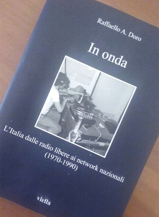 DanAngelelli's tweet photo. "In onda", bel libro di Raffaello A. Doro @ViellaEdizioni | La storia delle #radio libere e il suo stretto collegamento con il clima sociale e politico dell'Italia '70-'80 | #glocale #territorio identità locale #militanza cultura alternativa #comunità @radiopopmilano https://t.co/6iUkuvp0mu