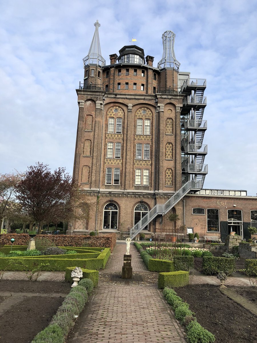 Vandaag worden we weer bijgeschoold door @Luxaflex_NL in een speciaal Young Management Program. We zijn er klaar voor. #zinin