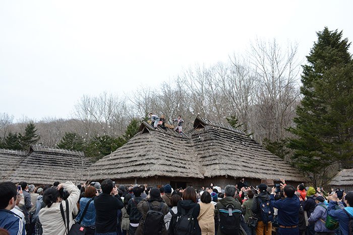 月刊シロﾛ４月号を発行。
goo.gl/LXXzmp
・アイヌ語でバスアナウンス—アイヌ語が響く空間を—（北原次郎太）
《寄稿》カレイなる男の物語（阪口諒）
《トピ》コタンの歴史に幕（下写真↓）
《今月の絵本》白鳥の知らせ（安田益）
・ヤナギとハンノキ（安田千）
・ギョウジャニンニク（新谷）