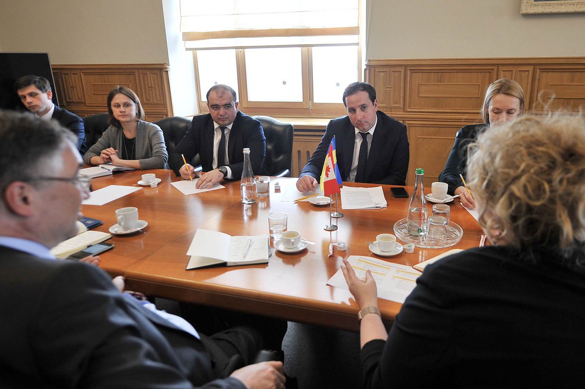 EDGEProjectUkr's tweet photo. Minister of the Cabinet of Ministers of Ukraine Oleksandr Saenko thanked the Ambassador of Canada to Ukraine Roman Waschuk for the support of public administration reform in Ukraine during their meeting on April 12.
#UkraineisChanging #EDGE https://t.co/KwXyGxSXk3