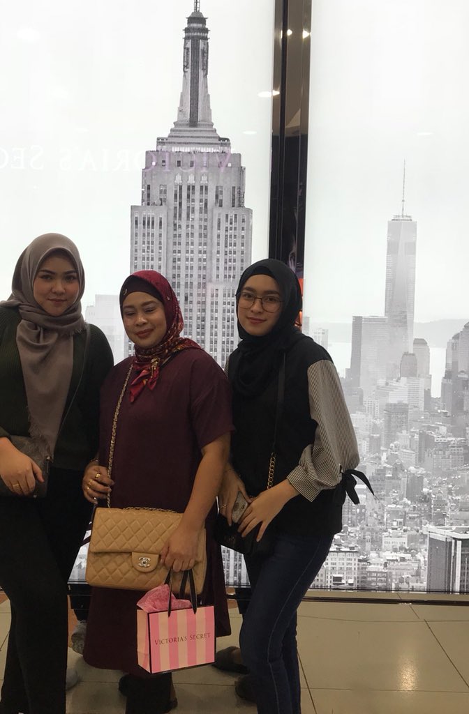 ashsuhara's tweet photo. Last year im wishing that he can join my friend holiday trip to kuching but he can’t join it but this year he makes my wishing come true, he come to kuching having a holiday with his family ❤️ im gonna miss you and see you on raya 💞 #ldragain https://t.co/L5rtHEfTyC